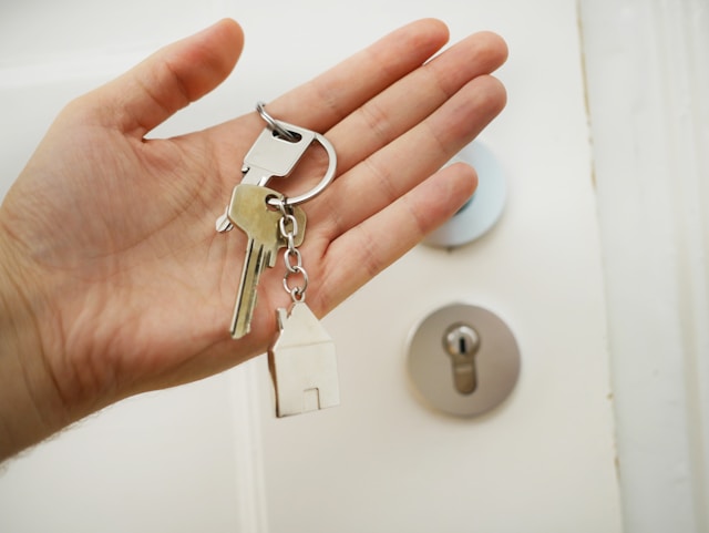 Hausverkauf Schweiz erfolgreich abgeschlossen - Schlüsselübergabe nach notarieller Abwicklung