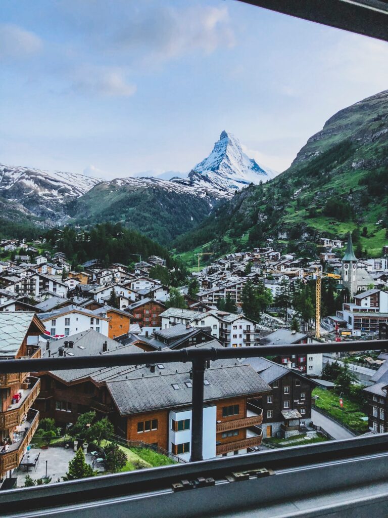 Blick vom Hotelbalkon auf das Dorf Zermatt mit dem schneebedeckten Matterhorn im Hintergrund
