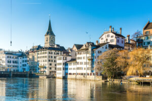 Altstadt von Zürich an der Limmat mit dem Turm der Kirche St. Peter und seinem großen Zifferblatt